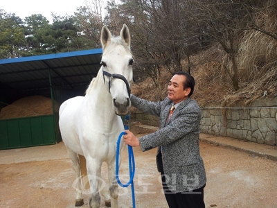 ▲ 이광종 대전시 승마협회장이 오랜 시간 함께 보낸 자신의 말을 쓰다듬고 있다.