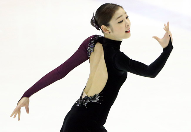 ▲ '피겨 여왕' 김연아가 5일 오후 경기도 고양시 어울림누리 얼음마루 빙상장에서 열린 'KB금융 코리아 피겨스케이팅 챔피언십 2014' 시니어 여자 싱글 프리스케이팅 경기에서 매혹적인 연기를 펼치고 있다. [연합뉴스 제공]