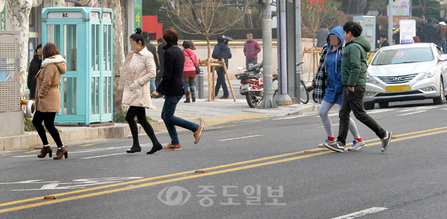 ▲ 8일 대전 중구 보문로의 왕복4차선 도로를 시민들이 무단횡단 하고 있다. 지난해 교통사고 사망자의 60% 이상을 보행자가 차지하는 것으로 나타나며 무단횡단의 위험성이 여실히 드러났다. 
<br />이성희 기자 token77@ 