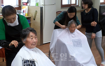 ▲ 하모니 외국인치안봉사단은 홍성경찰서와 함께 거동이 불편한 주간보호 대상 노인 15명을 대상으로 미용·목욕 봉사활동을 벌여 잔잔한 감동을 줬다.