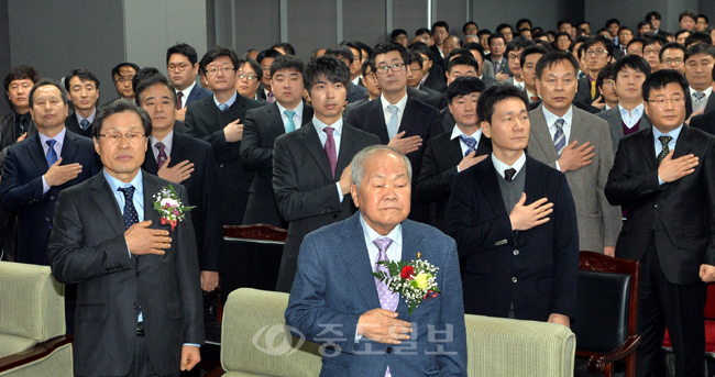 ▲계룡그룹 창립 제44주년 기념식이 20일 대전 서구 탄방동 신사옥에서 열려 이인구 명예회장과 이시구 회장을 비롯한 임직원들이 국민의례를 하고 있다. 이성희 기자 token77@