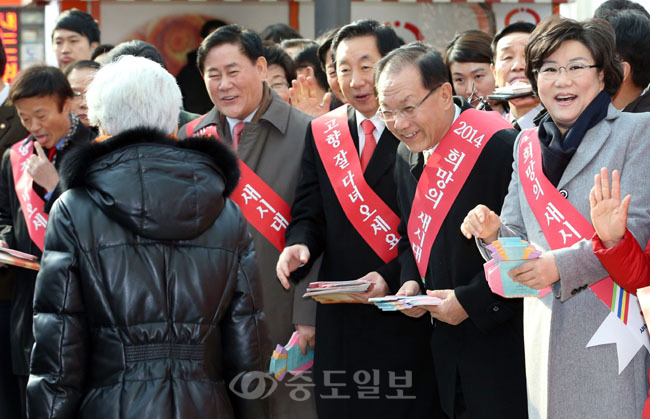 ▲ 황우여 대표, 최경환 원내대표를 비롯한 새누리당 지도부가 29일 서울역에서 설을 맞아 고향으로 떠나는 귀성객들에게 인사하고 있다. [연합뉴스/중도일보제휴사]