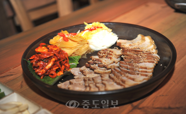 ▲ 묵은지에 싸먹으면 더욱 맛이 좋은 항아리수육
<br />