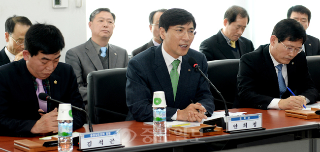 금산군 지도자와 간담회가 6일 금산군청 회의실에서 안희정 지사, 박동철 금산군수, 김석곤·박찬중 충남도의회 의원, 김왕수 금산군의회 부의장 등 지역 지도자 30여명이 참석한 가운데 열렸다.