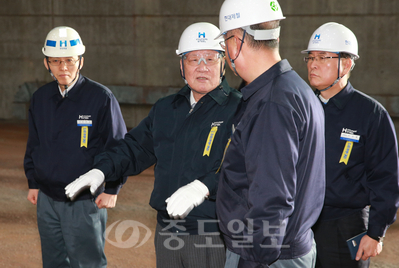 ▲정몽구<왼쪽 두번째> 현대자동차그룹 회장은 7일 현대제철 당진제철소를 불시 방문해 안전관리체계를 직접 점검하며, 안전예산 5000억원으로 확대 집행 등 안전관리 체계의 전면적 혁신을 지시했다.