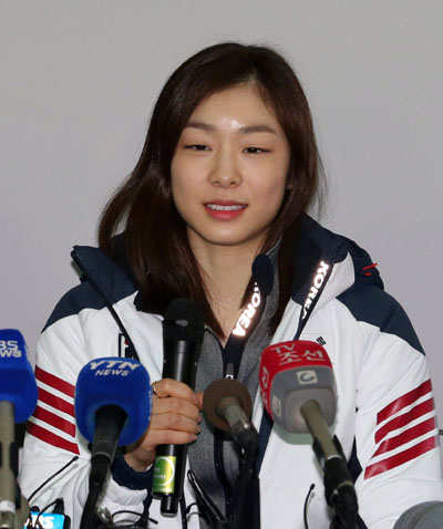 ▲피겨여왕 김연아가 12일 인천국제공항 출국장에서 기자회견을 하고 있다. 연합뉴스 제공