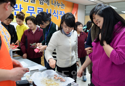 ▲ 닭·오리 소비 촉진 할인판매 행사가 14일 도청 농·축산물 판매장에서 열려, 행사에 참가한 도청직원들이 가금류 제품을 시식하고 있다.