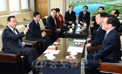 ▲이완구 의원이 지난 15일 세종시청을 방문, 유한식 시장 등 시 주요 인사들과 간담회를 갖고 있다.