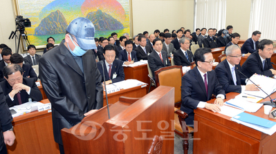 ▲ 18일 오전 열린 국회 정무위의 개인정보 대량유출 관련 실태조사 및 재발방지를 위한 국정조사 청문회에 신용카드사에서 고객정보를 빼돌린 KCB의 박 모 차장이 증인으로 출석, 발언대에서 질문에 답변하고 있다. 
<br />연합뉴스