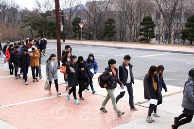 ▲ 대전대 한의대 학생들이 학교의 학생 대표 징계 절차에 항의하며 휴학계를 제출하기 위해 대학본부로 향하고 있다. 
<br />대전대 한의대 비대위 제공