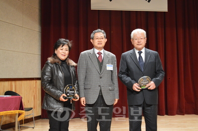 ▲ 대전중구문화원이 지난 22일 조성남<사진 가운데> 원장 등 100여 명이 참석한 가운데 정기총회를 개최했다.