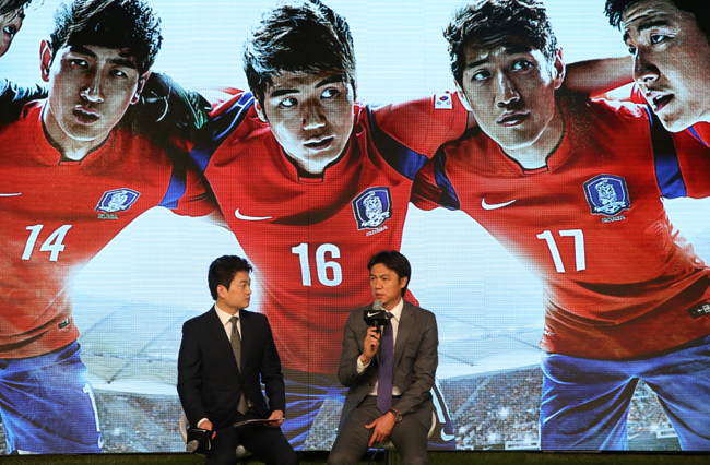 ▲ 홍명보 축구대표팀 감독이 27일 오전 서울 광화문광장 특설무대에서 열린 '2014 브라질월드컵 축구 국가대표 홈 유니폼 공개행사'에서 진행자의 질문에 답하고 있다. [연합뉴스 제공]