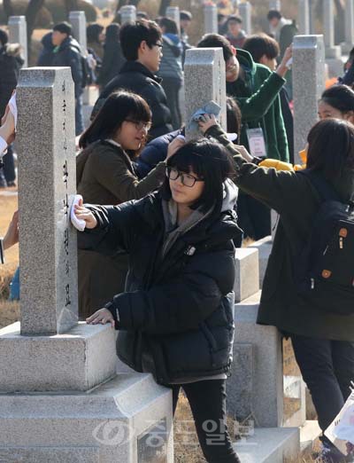 애국지사 묘역서 뜻깊은 입학식  3·1절을 이틀 앞둔 27일 충남과학교육원 부설 노벨영재교육원은 나라사랑하는 마음을 담아 대전현충원에서 신입생 입학식을 진행했다. 입학식을 마친 학생들이 김구 선생의 모친 곽낙원 여사와 장남 김인 선생이 잠든 애국지사 제2묘역 묘비를 닦고 있다.
<br />연합뉴스