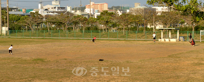 ▲ 이토만시의 보조경기장에서 어른과 아이들이 야구를 하고 있다.