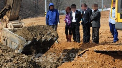 금강 인근 임야에 폐기물 매립의혹이 제기된 가운데 20일 오후 양측 관계자들이 포클레인을 동원해 현장확인을 하고 있다.
<br /> 박갑순 기자 photopgs@