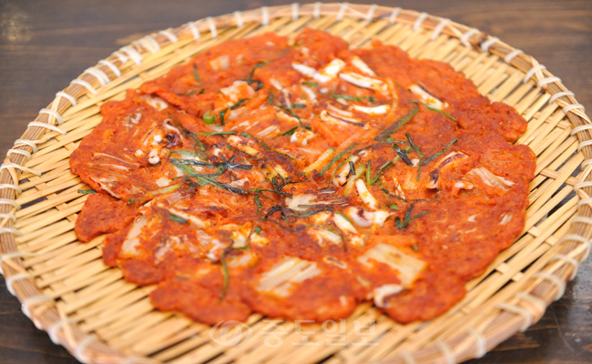 ▲ 매콤하고 아삭하게 씹히는 맛이 매력적인 김치전