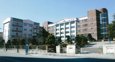 ▲ 둔산지역의 유일한 여고인 대전둔산여고가 급격하게 변화하는 입시체제에 맞춘 교육과정을 운영하고 있다. 사진은 둔산여고 전경.