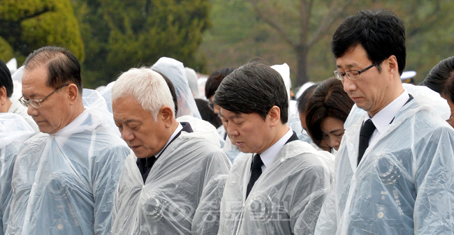 ▲26일 국립대전현충원 현충문 앞에서 열린 천안함 용사 4주기 추모식에 참석한 <왼쪽부터>황우여 새누리당 대표, 김한길ㆍ안철수 새정치민주연합 공동창당준비위원장, 천호선 정의당 대표가 묵념을 하고 있다. 이성희 기자 token77@