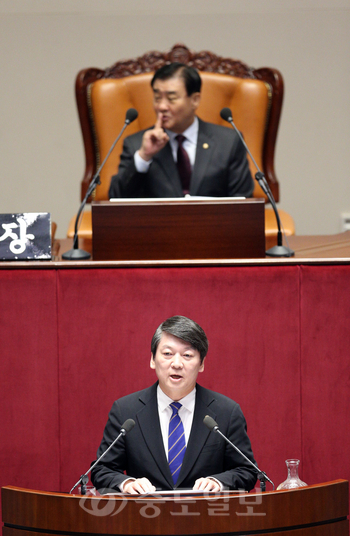 ▲2일 오전 국회 본회의에서 안철수 새정치민주연합 공동대표 교섭단체 대표연설 도중 여당측의 야유가 쏟아지자 강창희 국회의장(뒤)이 입에 손가락을 대고 조용히 하라는 몸짓을 하고 있다.
<br />[연합뉴스/중도일보제휴사]