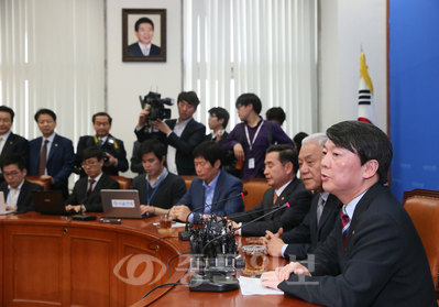 ▲ 안철수, 김한길 새정치민주연합 공동대표가 8일 국회에서 기자회견을 하고 있다. 두 공동대표는 이날 기초선거 정당공천제 폐지 문제와 관련, “당원과 국민의 뜻을 (다시) 물어 결론이 나오면 최종적 결론으로 알고 따르겠다”고 말했다.[연합뉴스 제공]