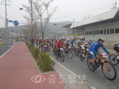 ▲ 한국산악자전거연맹의 주최·주관으로 2014년 산악자전거대회의 시작을 알리는 '제13회 아산시 이충무공배 전국산악자전거대회'가 산악자전거 선수와 동호인 가족 등 2000여명이 참석한 가운데 지난 12일과 13일 아산시 일원에서 개최됐다.