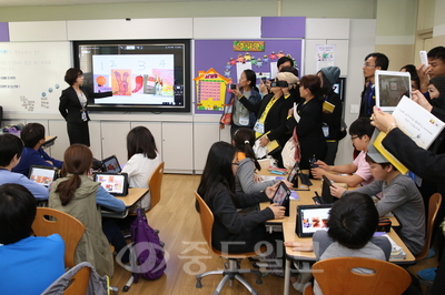 ▲ 미얀마 교원들이 참샘초등학교를 방문해 스마트교육시설을 관람하고 있다.