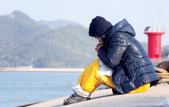 간절한 기도  여객선 세월호 침몰 사고 엿새째인 21일 오전 전남 진도군 팽목항에서 한 실종자 가족이 사고해상을 향해 앉아 기도하고 있다. 
<br />연합뉴스