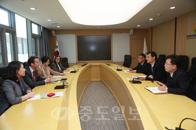 ▲ 짐 브로톤 영국 런던 자연사박물관 국제협력처장 등의 일행은 지난 22일 행복도시건설청을 방문, 2022년 목표의 세종 국립박물관단지 건립에 대해 이야기 나누고 있다.
<br />행복청 제공