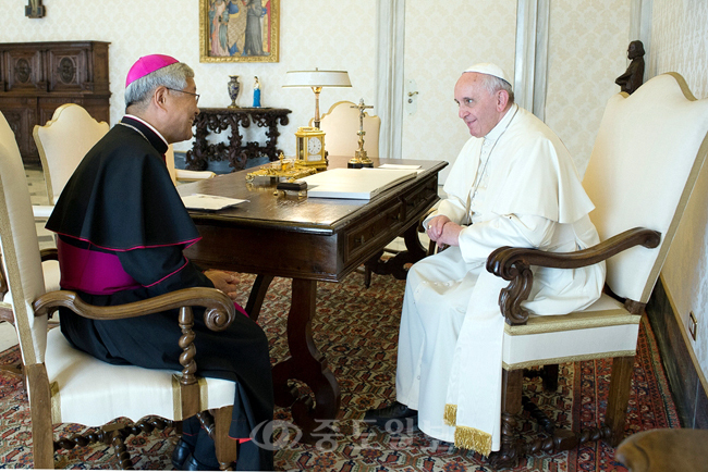 ▲ 교황 프란치스코(흰옷)가 지난 24일 바티칸 교황청에서 한국천주교 대전교구장 유흥식 주교를 면담하고 있다. 교황은 이 자리에서 “한국민들이 세월호 참사를 계기로 윤리적, 영적으로 새롭게 태어나기를 바란다”고 말했다. 유 주교는 교황에게 한국에서 가져간 묵주를 선물했다. 연합뉴스