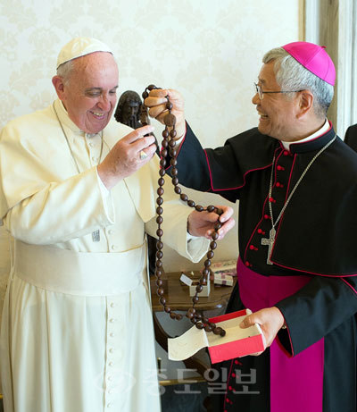 ▲ 프란치스코 교황이 지난 24일 바티칸 교황청에서 한국천주교 대전교구장 유흥식 주교(사진 오른쪽)를 면담한 자리에서 유 주교가 교황에게 한국에서 준비해간 대형묵주를 선물하고 있다./사진제공 천주교 대전교구
<br />