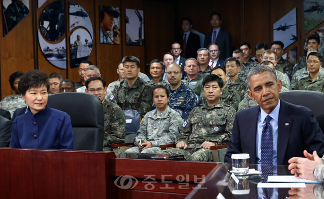 ▲박근혜 대통령과 버락 오바마 미국 대통령이 26일 오전 서울 용산의 한미연합사령부를 방문해 연합방위태세에 대한 현황을 보고받고 있다. 한미정상이 연합사를 함께 방문한 것은 1978년 연합사 창설 이래 처음이다. 연합뉴스 제공