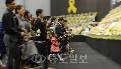 1일 오전 안산 화랑유원지에 마련된 세월호 사고 희생자 정부 합동분향소에 시민들의 조문이 이어지고 있다. 
<br />연합뉴스