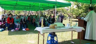 ▲ 지난달 30일 홍주성내 군청 후정에서 미사를 올리는 홍은동성당 신자들.