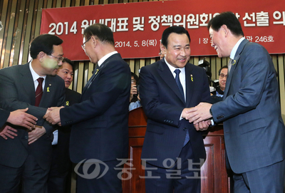 ▲ 축하받는 신임 원내대표  이완구 새누리당 신임 원내대표(오른쪽 두번째)가 8일 국회에서 열린 의원총회에서 황우여 대표(오른쪽 세번째), 최경환 전임 원내대표(오른쪽 첫번째) 등과 인사하고 있다. 사진 맨 왼쪽은 주호영 신임 정책위 의장. 
<br />[연합뉴스/중도일보제휴사]