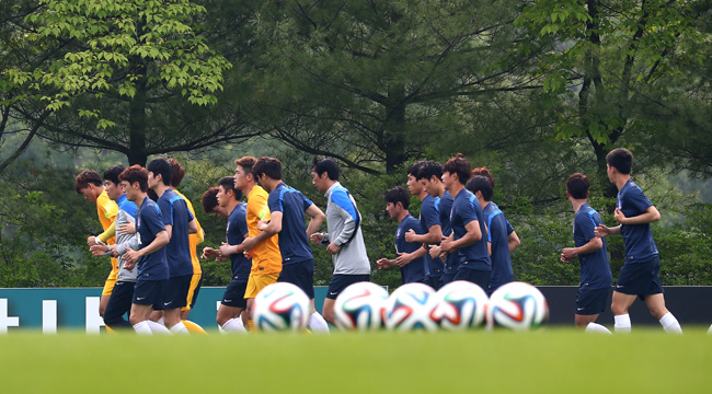 ▲ 13일 오후 경기도 파주 NFC(대표팀 트레이닝센터)에서 실시된 월드컵 축구대표팀 소집훈련에서 대표팀 선수들이 운동장을 돌며 몸을 풀고 있다. [연합뉴스 제공]