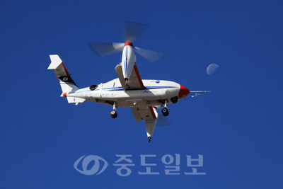 ▲ 한국항공우주연구원이 개발한 세계 최초 틸트로터 무인기 '스마트무인기'.