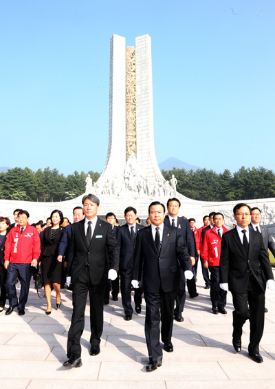 ▲22일 오전 새누리당 이완구 비상대책위원장 겸 원내대표를 비롯한 당직자와 대전ㆍ충남 지역 후보들이 국립대전현충원을 참배한 뒤 나오고 있다. 연합뉴스 제공