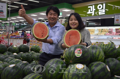 ▲ 농협은 수박 가격 할인 등 파격적인 판매행사를 펼친다.