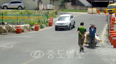 ▲ 대전 시민이 홍도지하차도의 차단된 보행자통로를 우회해 차도 위를 걷고 있다.