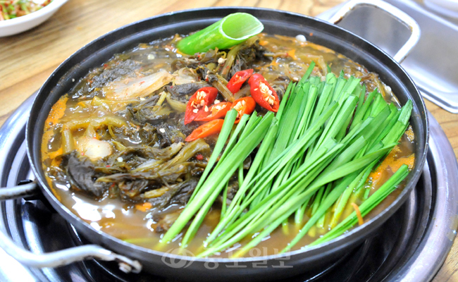 ▲ 우거지된장국의 이 집의 별미요리다. 우거지에서 우러난 구수한 국물과 된장찌게는 시골집의 된장국 맛이 느껴진다.