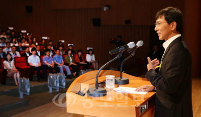 ▲ 안희정 충남지사가 11일 열린 '6월 행복한 직원만남의 날'에서 인사말을 하고 있다.