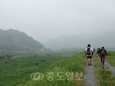 보호관찰 규정을 위반하거나 보호처분 기간에 또 비행을 저질러 소년원에 가야 할 처지에 놓인 비행소년 7명이 지난 2~11일 대전가정법원이 마련한 '로드스쿨' 프로그램에 참여, 지리산 둘레길 230㎞를 걸으며 자신을 성찰하고 미래를 설계해보는 시간을 가졌다. 
<br />대전가정법원 제공