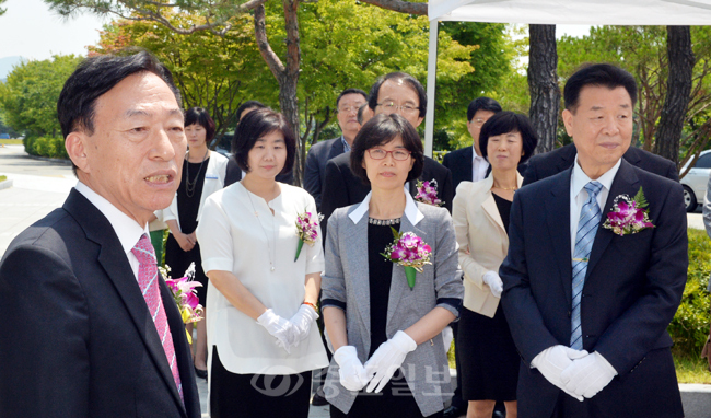 ▲설동호<왼쪽> 대전시교육감 당선인이 16일 대전 유성구 가정동 대전교육정보원에서 열린 인수위원회 현판식을 마친 후 인사말을 하고 있다. 이성희 기자 token77@