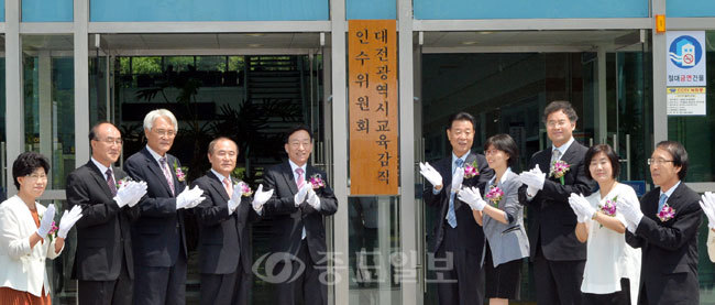 ▲ 설동호 당선자는 짧은 인수위 활동 기간동안 할 일이 너무 많아 보인다. 특히 고위직의 대규모 인사를 해야 하는 부담이 크다. (지난 16일 열린 교육감직 인수위원회 현판식 모습) 이성희 기자 token77@