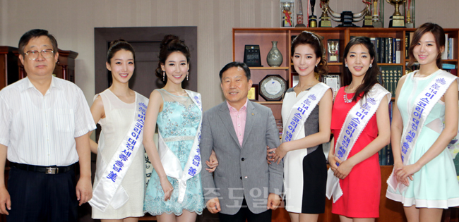 ▲ 2014 미스코리아 대전·세종·충남 진·선·미가 19일 중도일보를 방문, 김원식 회장(왼쪽 네 번째), 송명학 사장(왼쪽 첫 번째)과 환담한 뒤 기념촬영했다. 왼쪽부터 미 김영경, 선 안인희, 진 김경윤, 미 김새롬, 선 김예솔씨.
<br />이성희 기자 ▲ 2014 미스코리아 대전·세종·충남 진·선·미가 19일 중도일보를 방문, 김원식 회장(왼쪽 네 번째), 송명학 사장(왼쪽 첫 번째)과 환담한 뒤 기념촬영했다. 왼쪽부터 미 김영경, 선 안인희, 진 김경윤, 미 김새롬, 선 김예솔씨.
<br />이성희 기자