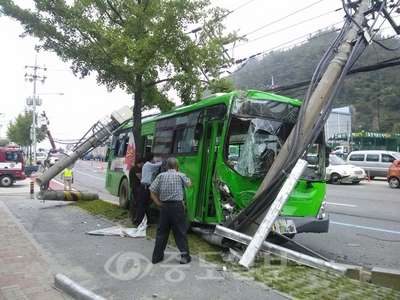 시내버스 사고 현장. 
<br />연합뉴스