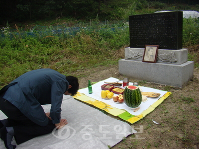 대전형무소 재소자 및 보도연맹원들이 집단 희생된 대전 골령골에서 고정렬씨가 제사를 올리고 있다.