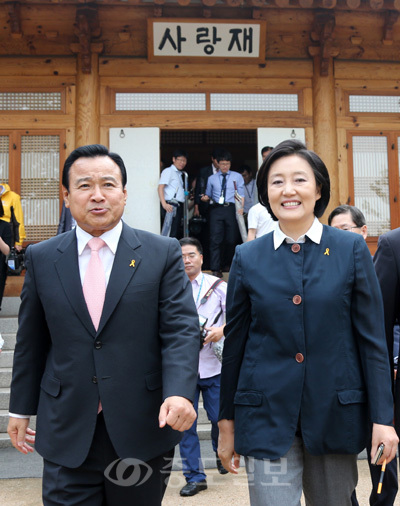 ▲사랑재 나서는 여야  새누리당 이완구, 새정치민주연합 박영선 원내대표가 23일 국회 사랑재에서 만나 하반기 상임위 구성을 완료하고, 국정감사를 2차례로 분리 시행하기로 합의하고 나서 회견장을 나서고 있다. 연합뉴스 제공