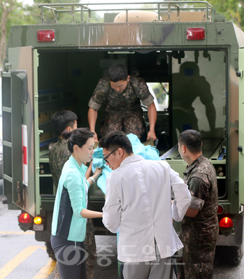 동부전선 GOP(일반전초)에서 총기난사 뒤 무장탈영한 임모 병장이 23일 자살을 시도한 뒤 강릉 아산병원에 도착, 군 관계자와 의료진에 의해 응급실로 옮겨지고 있다.
<br />연합뉴스