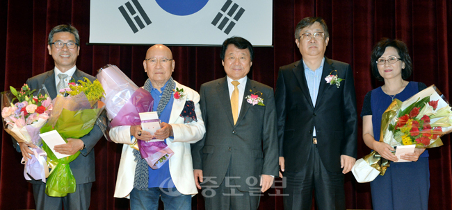 ▲ 제12회 이동훈 미술상 시상식이 24일 대전시립미술관 대강당에서 열려 본상과 특별상 수상자들이 염홍철 대전시장, 본사 송명학 사장과 기념촬영을 하고 있다.
<br />이성희 기자 token77@